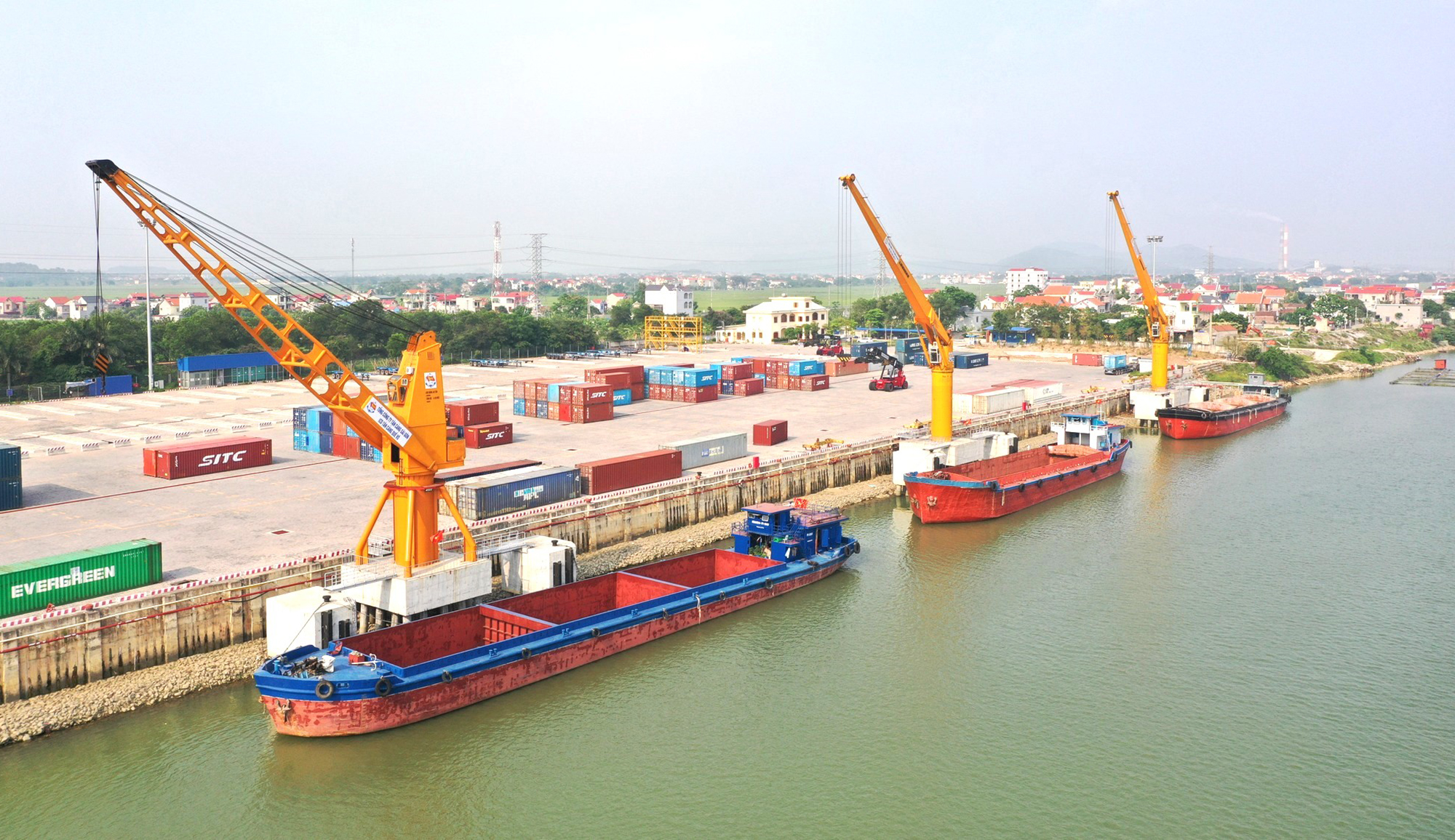 Gỡ điểm nghẽn vận tải container đường thủy nội địa - Ảnh 1.