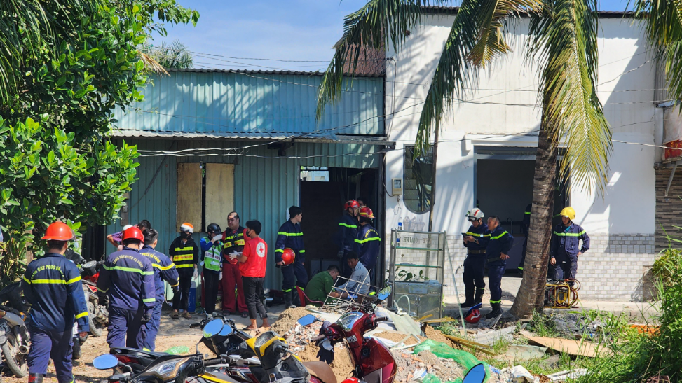 Sập sàn bê tông ngôi nhà đang sửa, một người bị vùi lấp - Ảnh 1. Sập sàn bê tông ngôi nhà đang sửa, một người bị vùi lấp - Ảnh 1.