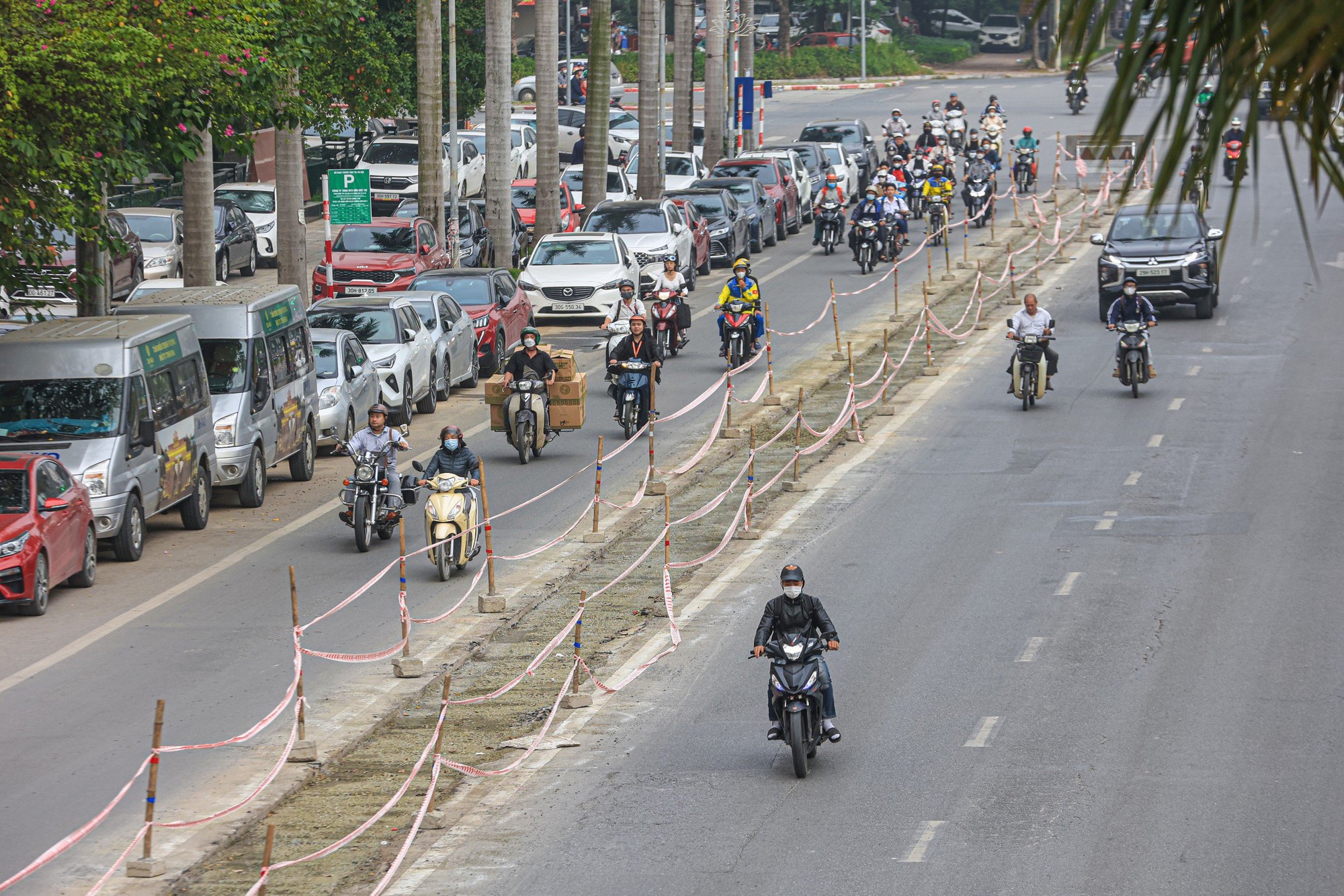 Cận cảnh x&eacute;n dải ph&acirc;n c&aacute;ch mở rộng l&ograve;ng đường nhiều tuyến phố ở H&agrave; Nội - Ảnh 12.