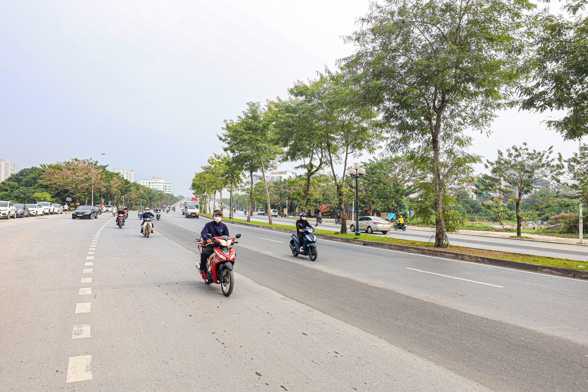 Cận cảnh x&eacute;n dải ph&acirc;n c&aacute;ch mở rộng l&ograve;ng đường nhiều tuyến phố ở H&agrave; Nội - Ảnh 3.