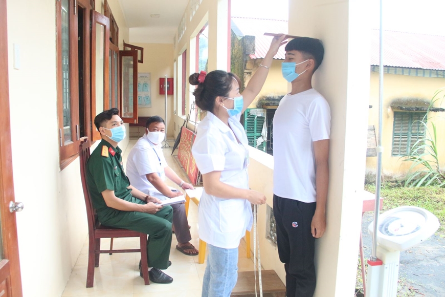 Kh&ocirc;ng đi kh&aacute;m sức khỏe nghĩa vụ qu&acirc;n sự, 4 nam thanh ni&ecirc;n ở Th&aacute;i B&igrave;nh bị xử phạt - Ảnh 1.