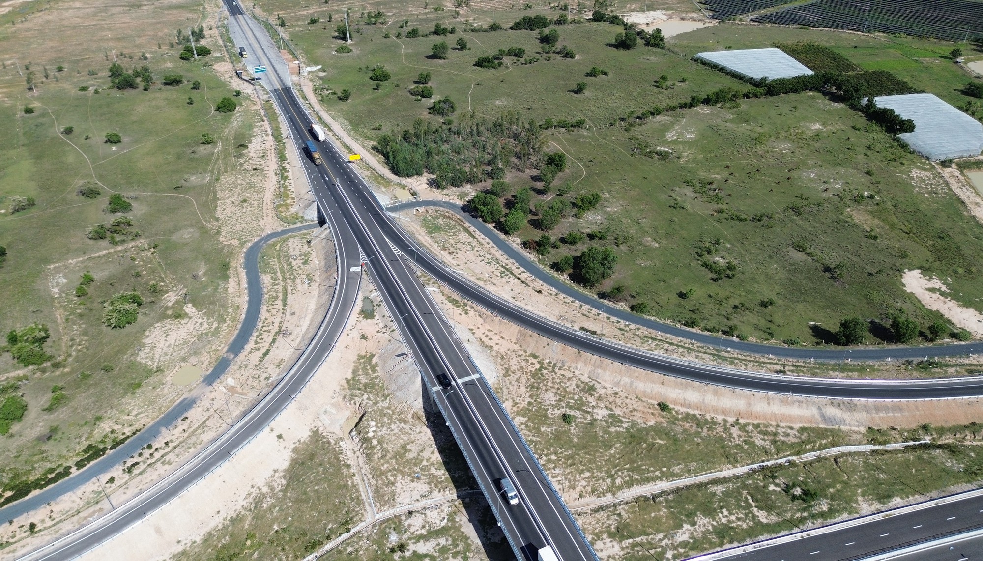 Cao tốc Vĩnh Hảo - Phan Thiết "kho&aacute;c &aacute;o mới" ch&agrave;o đ&oacute;n năm 2024 - Ảnh 10.