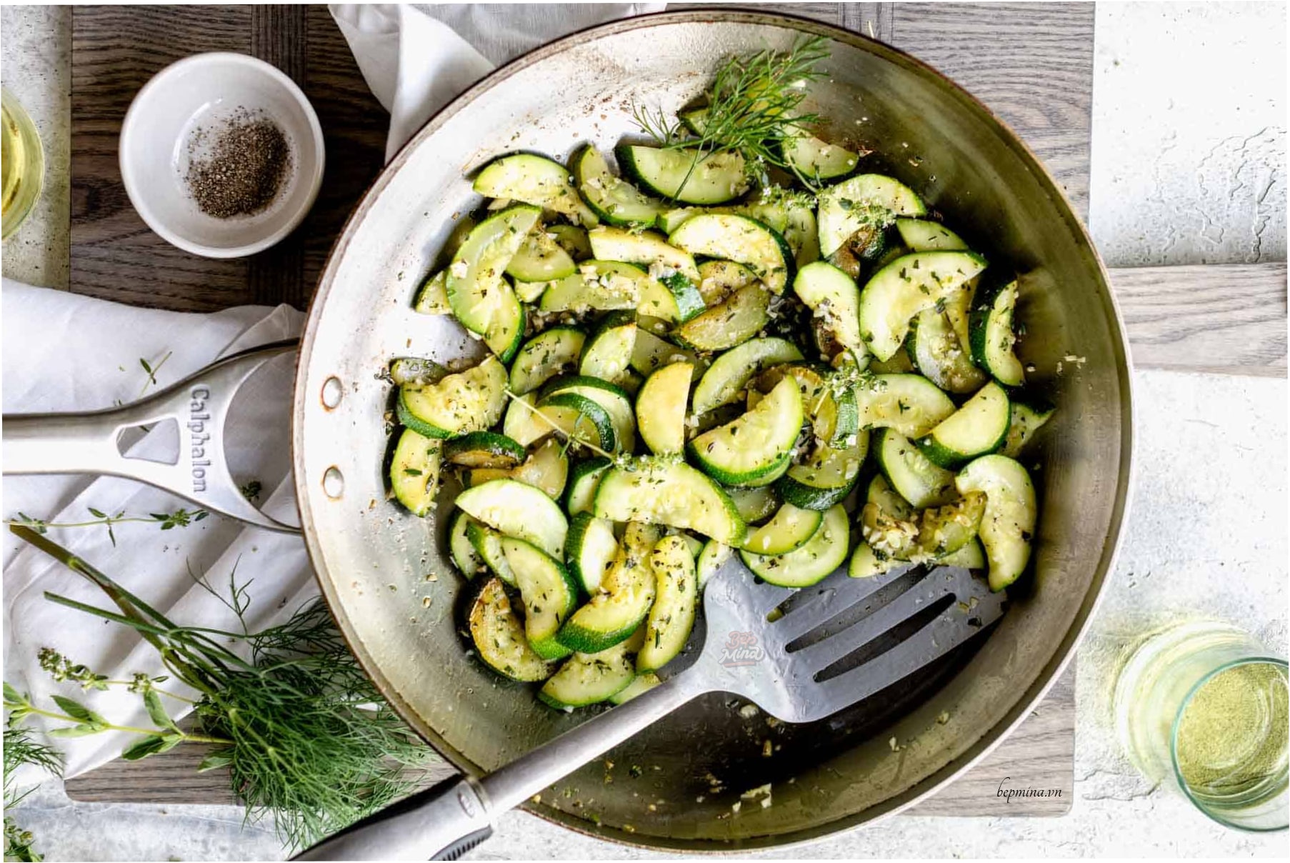 Loại củ "thuốc kh&aacute;ng sinh tự nhi&ecirc;n" thường bị vứt bỏ phần c&oacute; nhiều dưỡng chất - Ảnh 3.