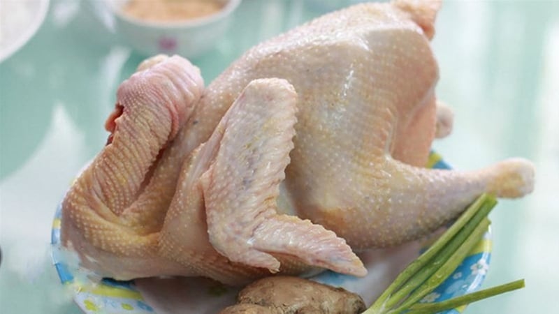 Luộc g&agrave; bằng nước s&ocirc;i hay nước l&atilde; mới đ&uacute;ng, c&aacute;ch n&agrave;y g&agrave; kh&ocirc;ng bị n&aacute;t, ngọt thịt- Ảnh 1.