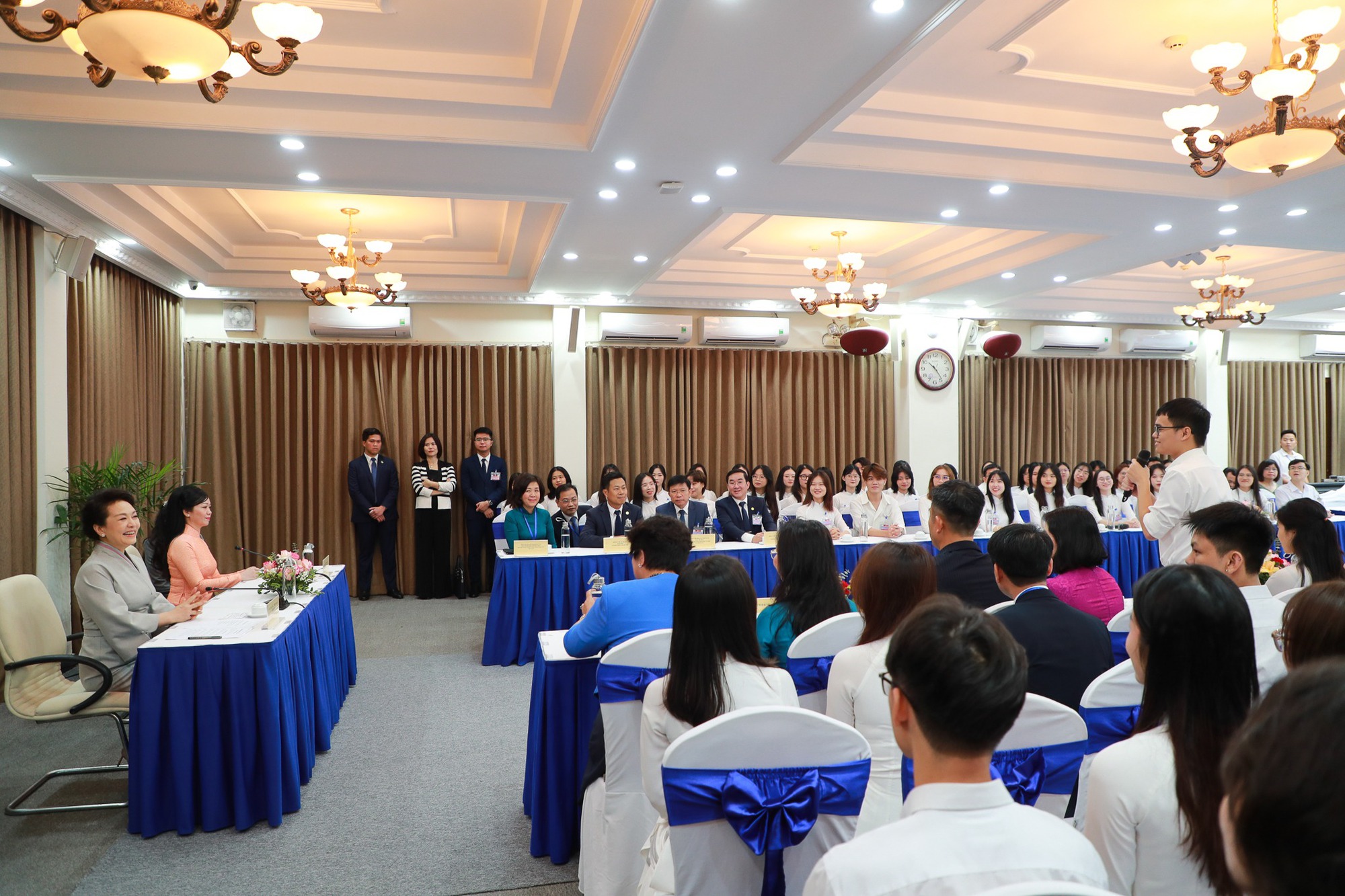 Hai phu nh&acirc;n Chủ tịch nước Trung Quốc, Việt Nam giao lưu với sinh vi&ecirc;n  - Ảnh 2.