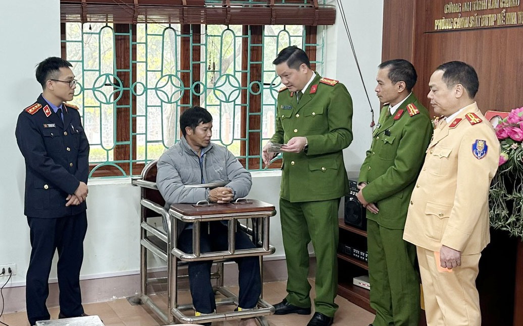 Bắt quả tang trưởng ban c&ocirc;ng t&aacute;c mặt trận mang gần 10kg ma t&uacute;y đi ti&ecirc;u thụ