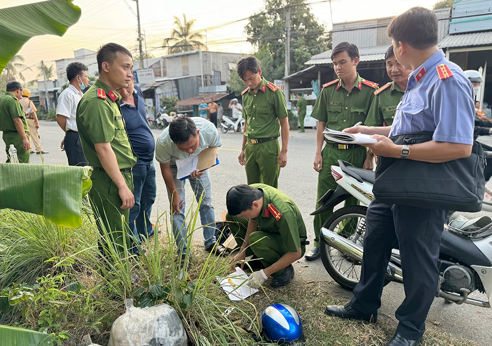 Ghen tu&ocirc;ng, chồng s&aacute;t hại vợ ngay tr&ecirc;n đường ở An Giang - Ảnh 1.