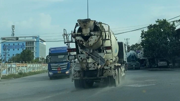 Đo&agrave;n xe bồn b&ecirc; t&ocirc;ng rầm rập vượt biển cấm, th&ocirc;ng giờ cấm ở TP Thủ Đức - Ảnh 4.