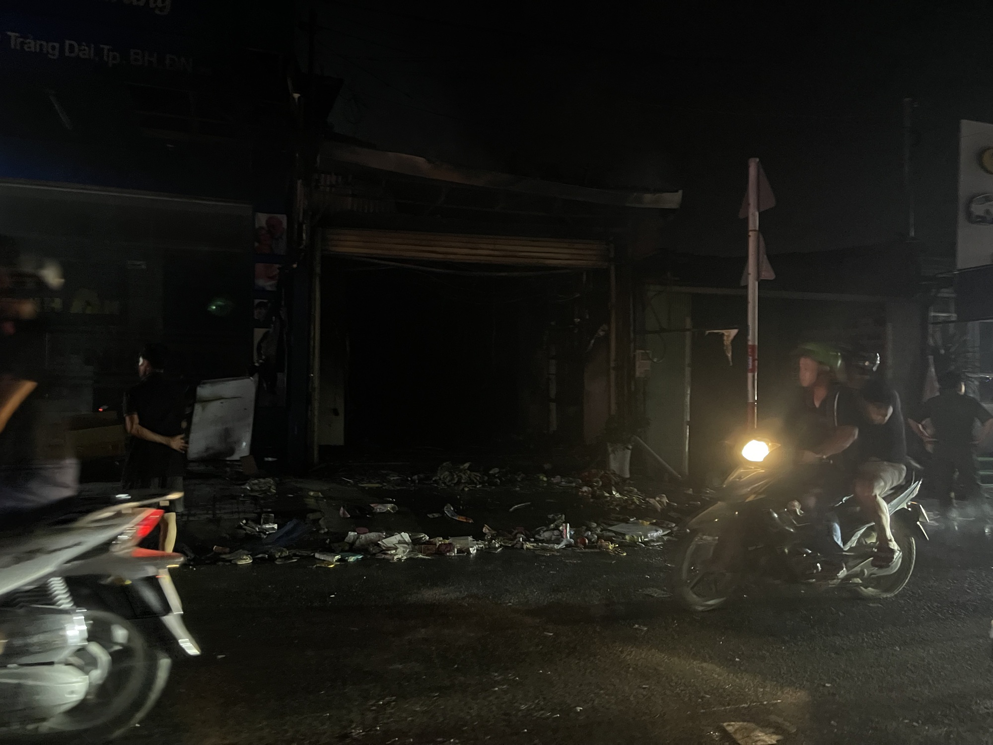 Ch&aacute;y cửa h&agrave;ng b&aacute;n đồ trẻ em trong đ&ecirc;m - Ảnh 1.
