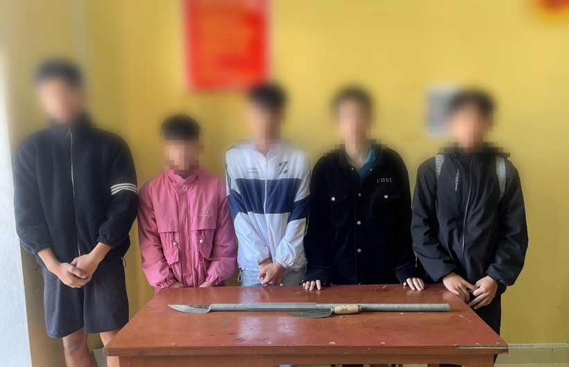 Ngăn chặn nhóm học sinh định xử nhau bằng dao phóng lợn ở Tuyên Quang - Ảnh 1. Ngăn chặn nhóm học sinh định xử nhau bằng dao phóng lợn ở Tuyên Quang - Ảnh 1.