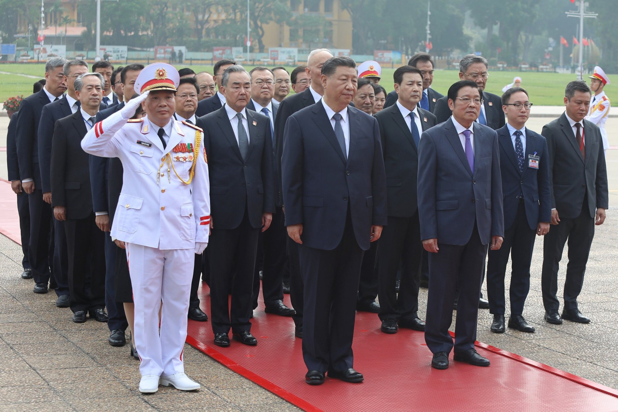Tổng bí thư, Chủ tịch nước Trung Quốc Tập Cận Bình đặt vòng hoa viếng Chủ tịch Hồ Chí Minh - Ảnh 3. Tổng bí thư, Chủ tịch nước Trung Quốc Tập Cận Bình đặt vòng hoa viếng Chủ tịch Hồ Chí Minh - Ảnh 3.