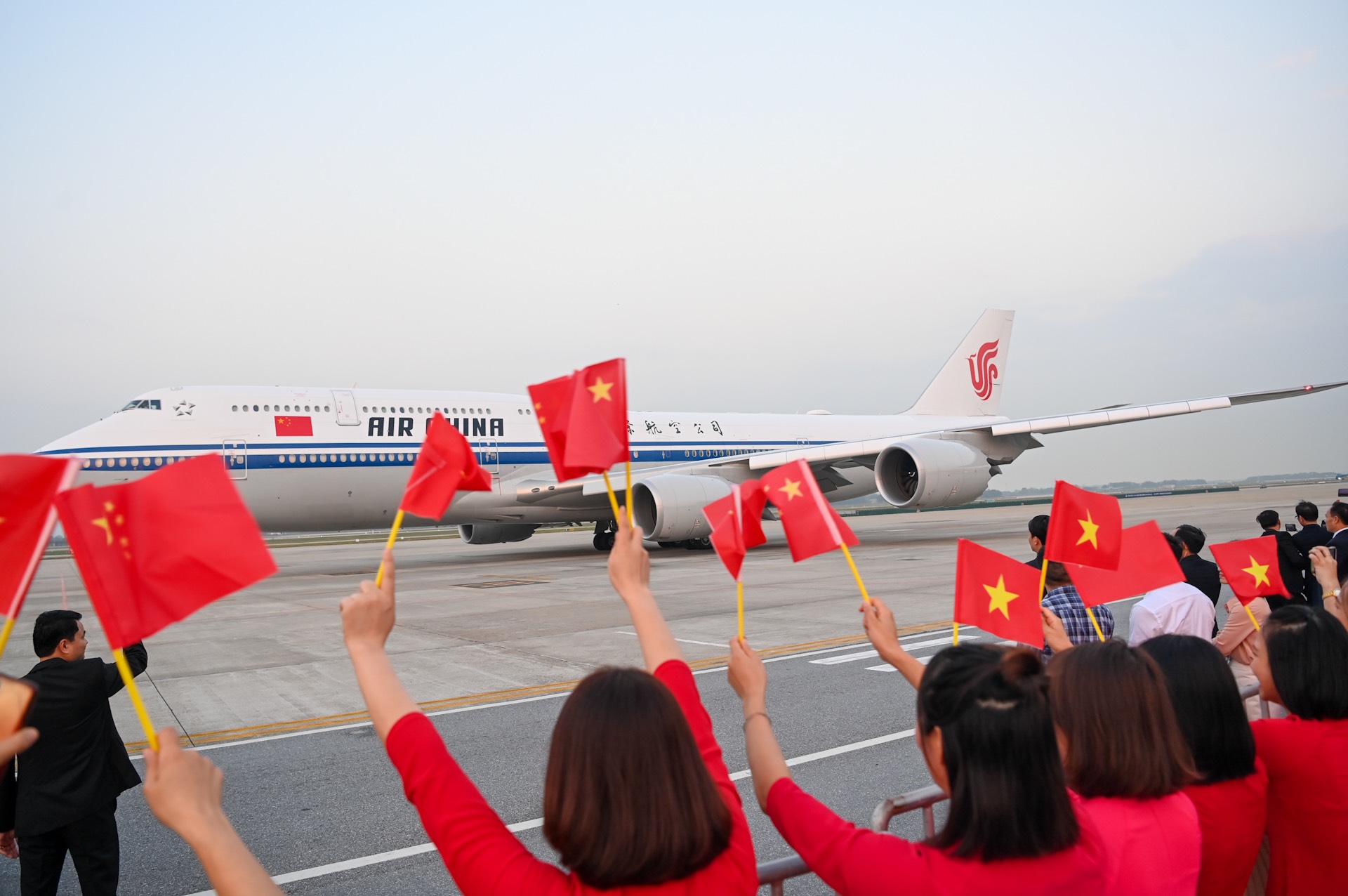 Cận cảnh Tổng b&iacute; thư, Chủ tịch Trung Quốc l&ecirc;n chuy&ecirc;n cơ rời H&agrave; Nội - Ảnh 5.