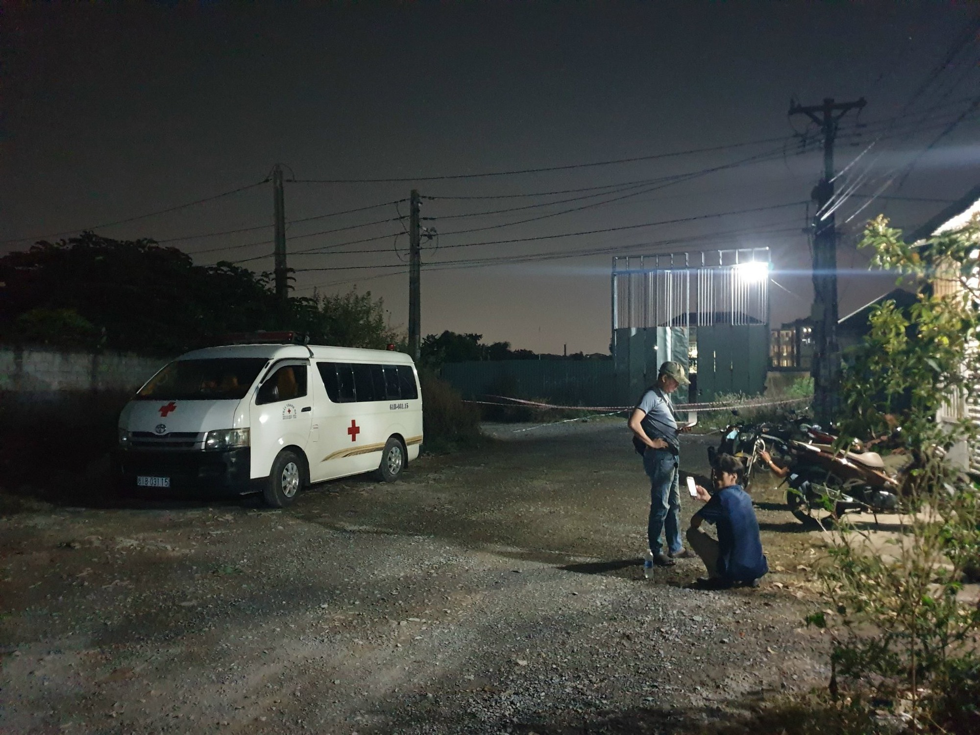 Người đ&agrave;n &ocirc;ng nằm chết trong căn nh&agrave; hoang ở B&igrave;nh Dương - Ảnh 2.