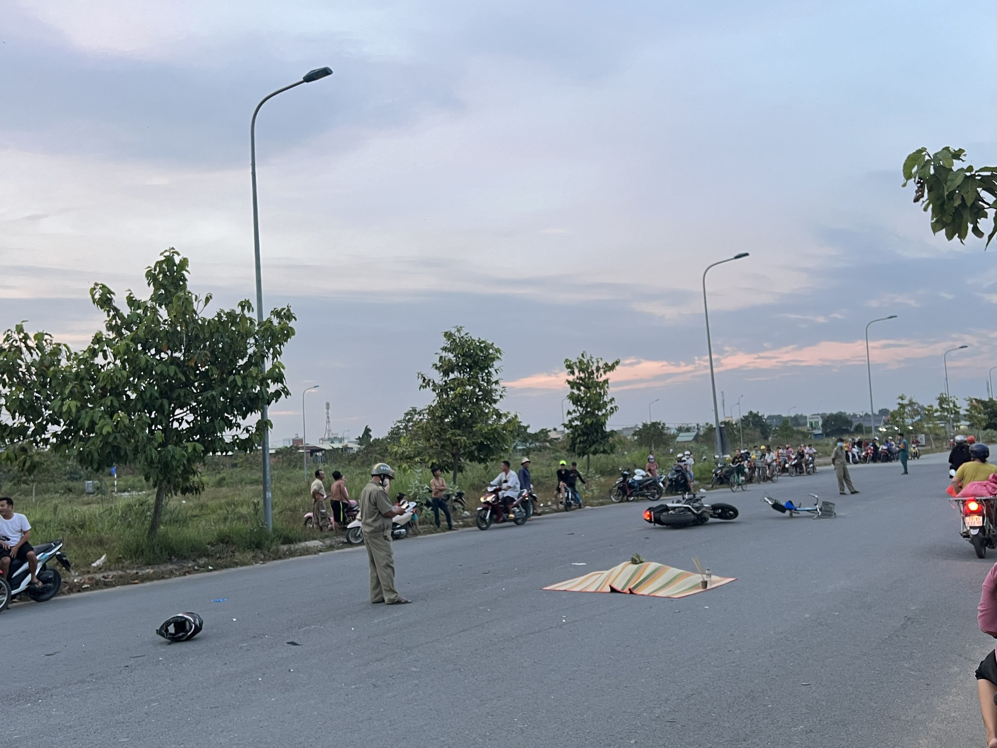 Va chạm với xe m&ocirc; t&ocirc; ph&acirc;n khối lớn, 2 người tử vong - Ảnh 1.