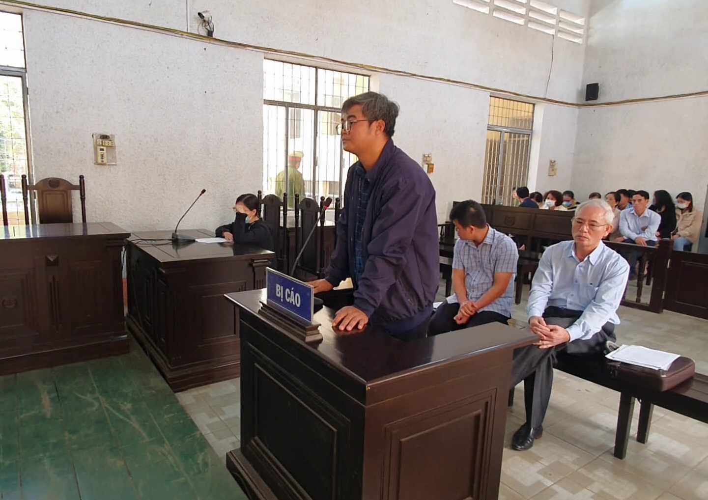 Lập khống hồ sơ để thanh to&aacute;n tiền, ba c&aacute;n bộ l&atilde;nh &aacute;n - Ảnh 1.