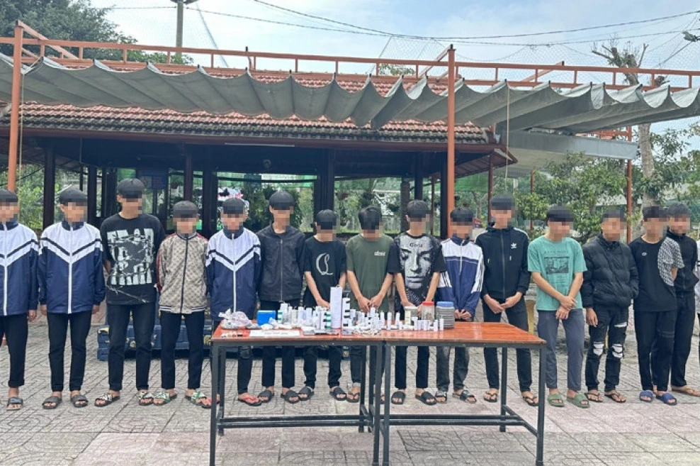 Triệu tập nh&oacute;m đối tượng chạy xe lạng l&aacute;ch, tốc độ cao mua b&aacute;n tiền chất chế tạo ph&aacute;o nổ - Ảnh 1.