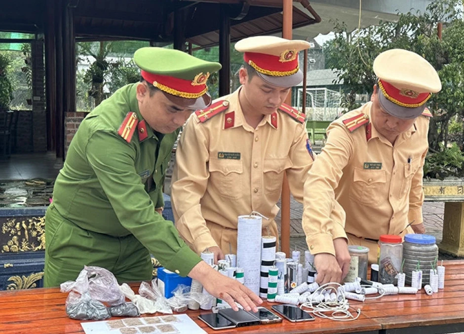 Triệu tập nh&oacute;m đối tượng chạy xe lạng l&aacute;ch, tốc độ cao mua b&aacute;n tiền chất chế tạo ph&aacute;o nổ - Ảnh 2.