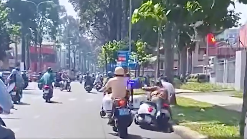 Clip CSGT đạp ng&atilde; xe người d&acirc;n lan truyền tr&ecirc;n mạng x&atilde; hội  - Ảnh 1.