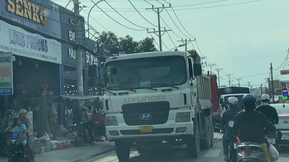 Tước bằng l&aacute;i tất cả t&agrave;i xế trong đo&agrave;n xe b&ecirc; t&ocirc;ng vượt biển cấm ở TP Thủ Đức - Ảnh 2.