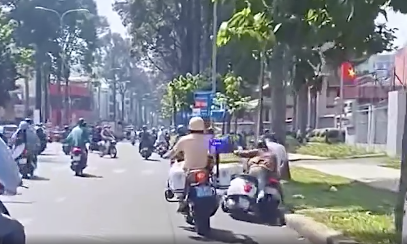 Tạm đình chỉ đại uý CSGT TP.HCM truy đuổi và đạp ngã xe người vi phạm - Ảnh 1. Tạm đình chỉ đại uý CSGT TP.HCM truy đuổi và đạp ngã xe người vi phạm - Ảnh 1.