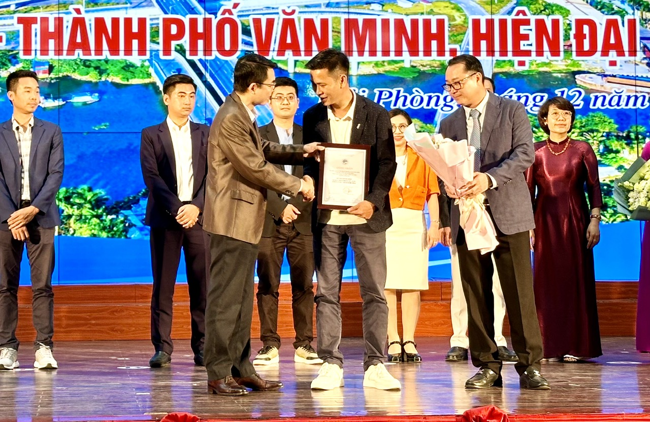 B&aacute;o Giao th&ocirc;ng đoạt giải khuyến kh&iacute;ch Giải b&aacute;o ch&iacute; "V&igrave; một Hải Ph&ograve;ng ph&aacute;t triển" lần thứ V - Ảnh 2.