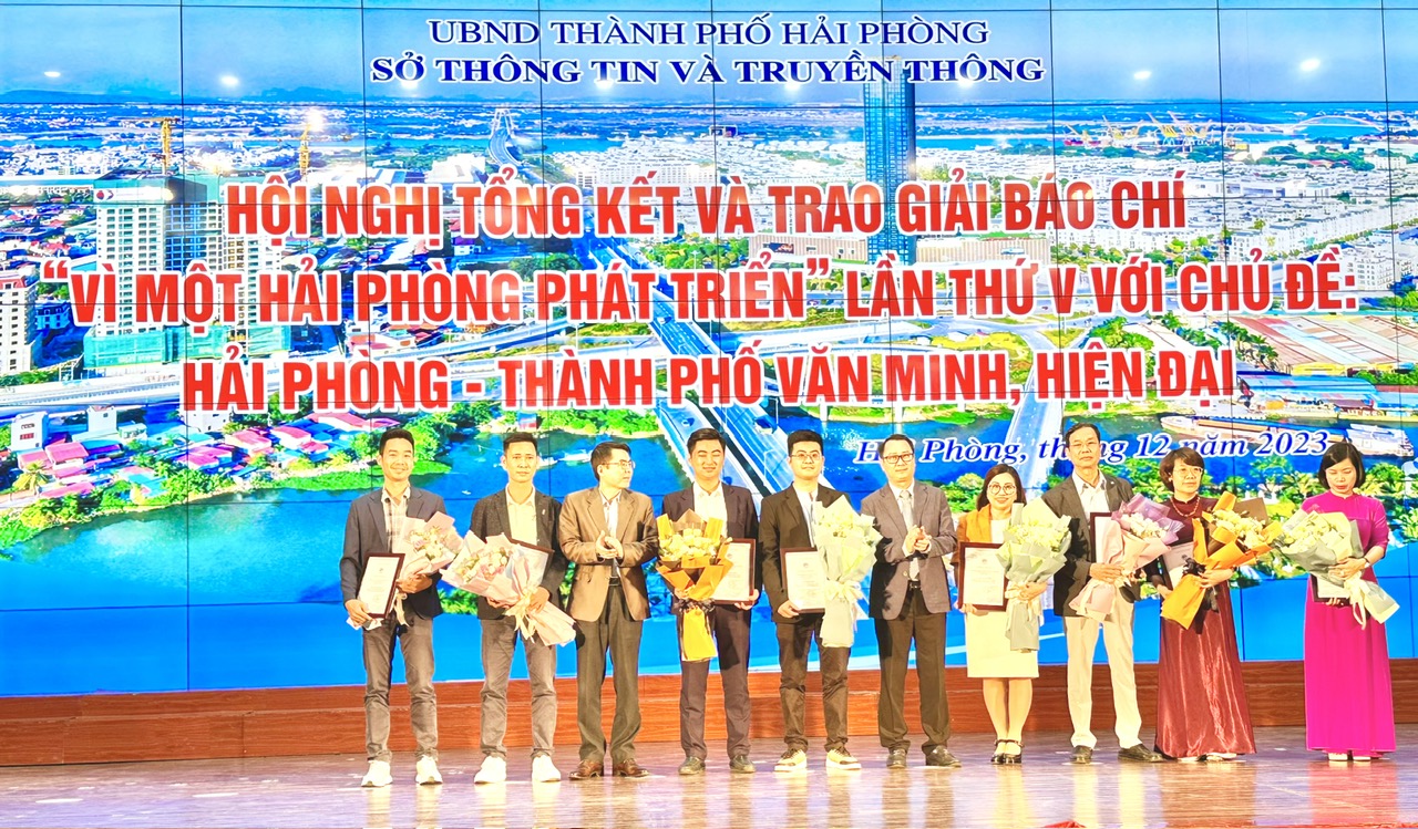 Trao giải Giải B&aacute;o ch&iacute; "V&igrave; một Hải Ph&ograve;ng ph&aacute;t triển" lần thứ V - Ảnh 1.