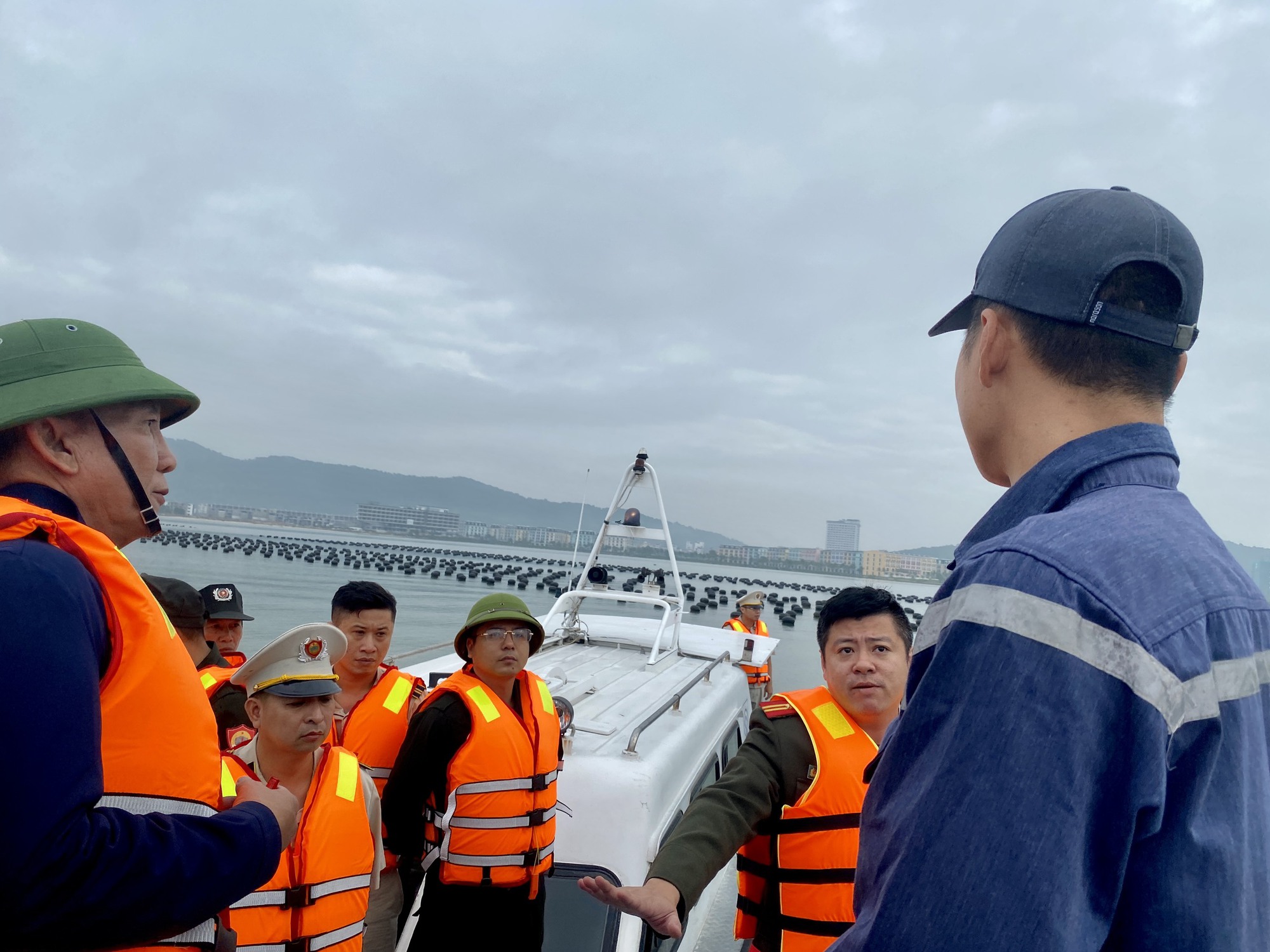  Cưỡng chế loạt c&ocirc;ng tr&igrave;nh nu&ocirc;i trồng thủy sản tr&aacute;i ph&eacute;p tr&ecirc;n vịnh Hạ Long - Ảnh 2.