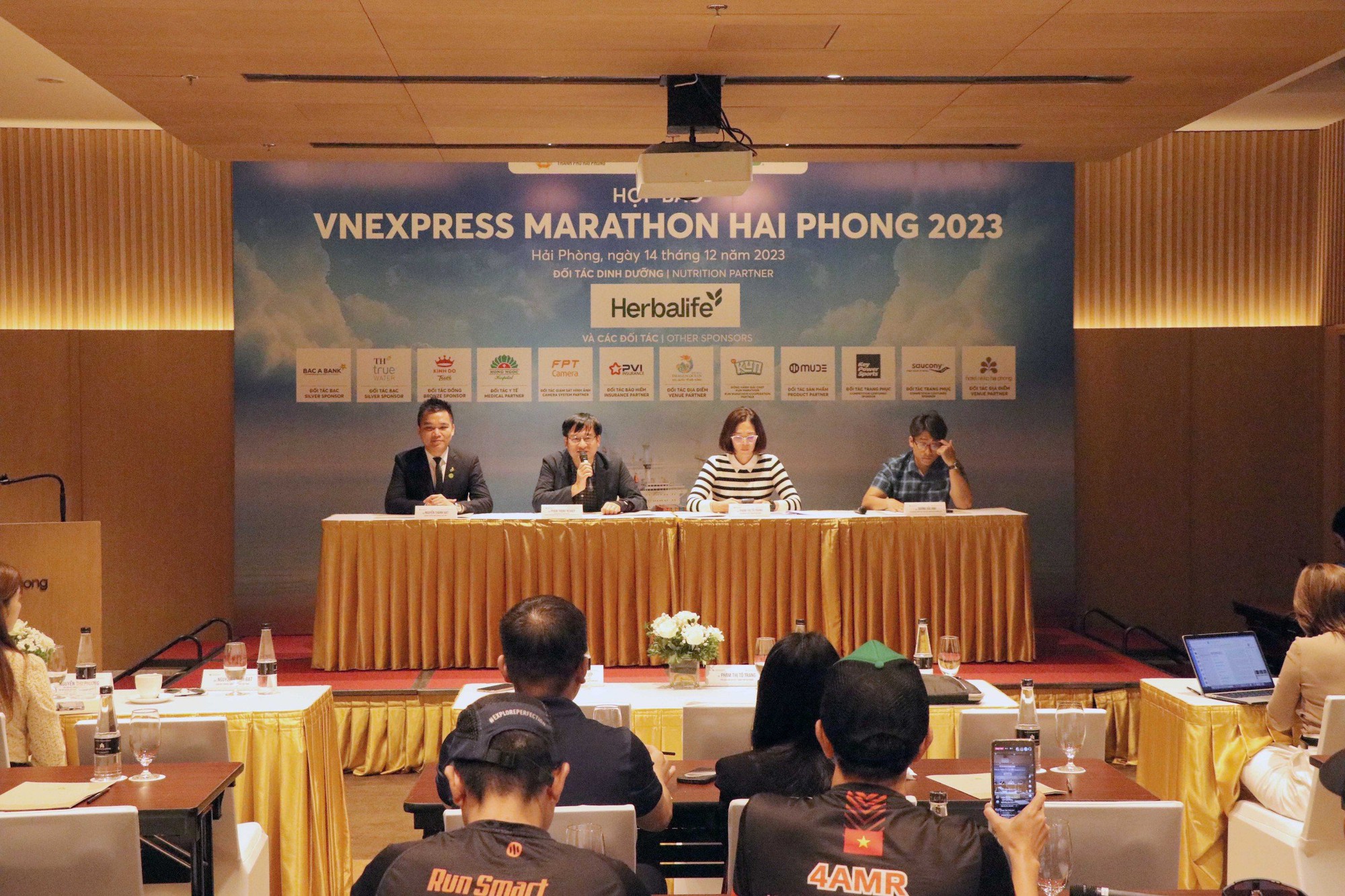 Hơn 1 vạn VĐV người tham dự giải Marathon tại Hải Phòng - Ảnh 2. Hơn 1 vạn VĐV người tham dự giải Marathon tại Hải Phòng - Ảnh 2.