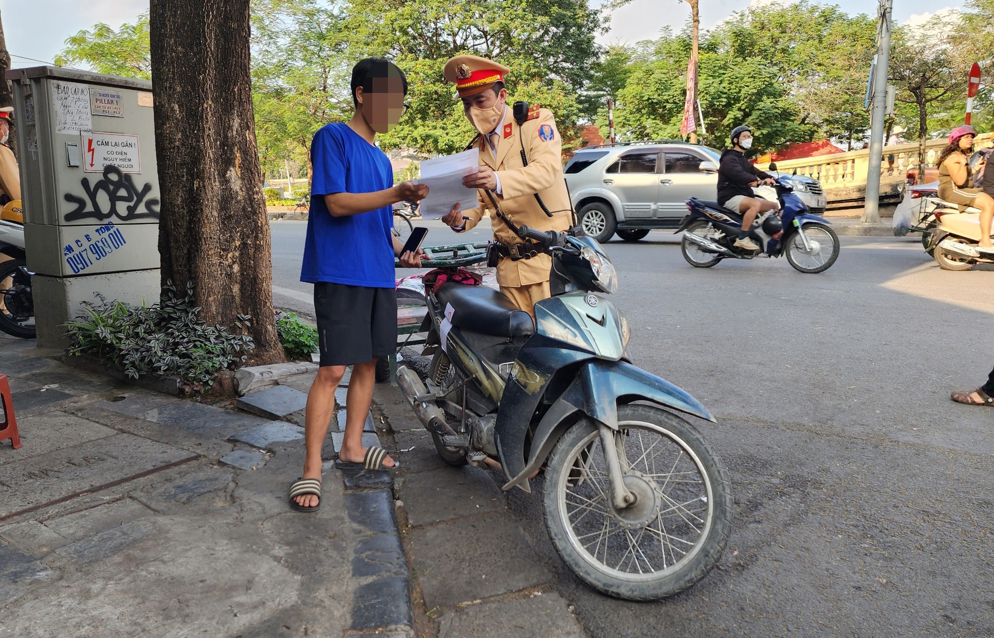 Bị CSGT xử phạt, nhiều l&aacute;i xe m&aacute;y tự chế biện minh &ldquo;v&igrave; mưu sinh&rdquo; - Ảnh 2.