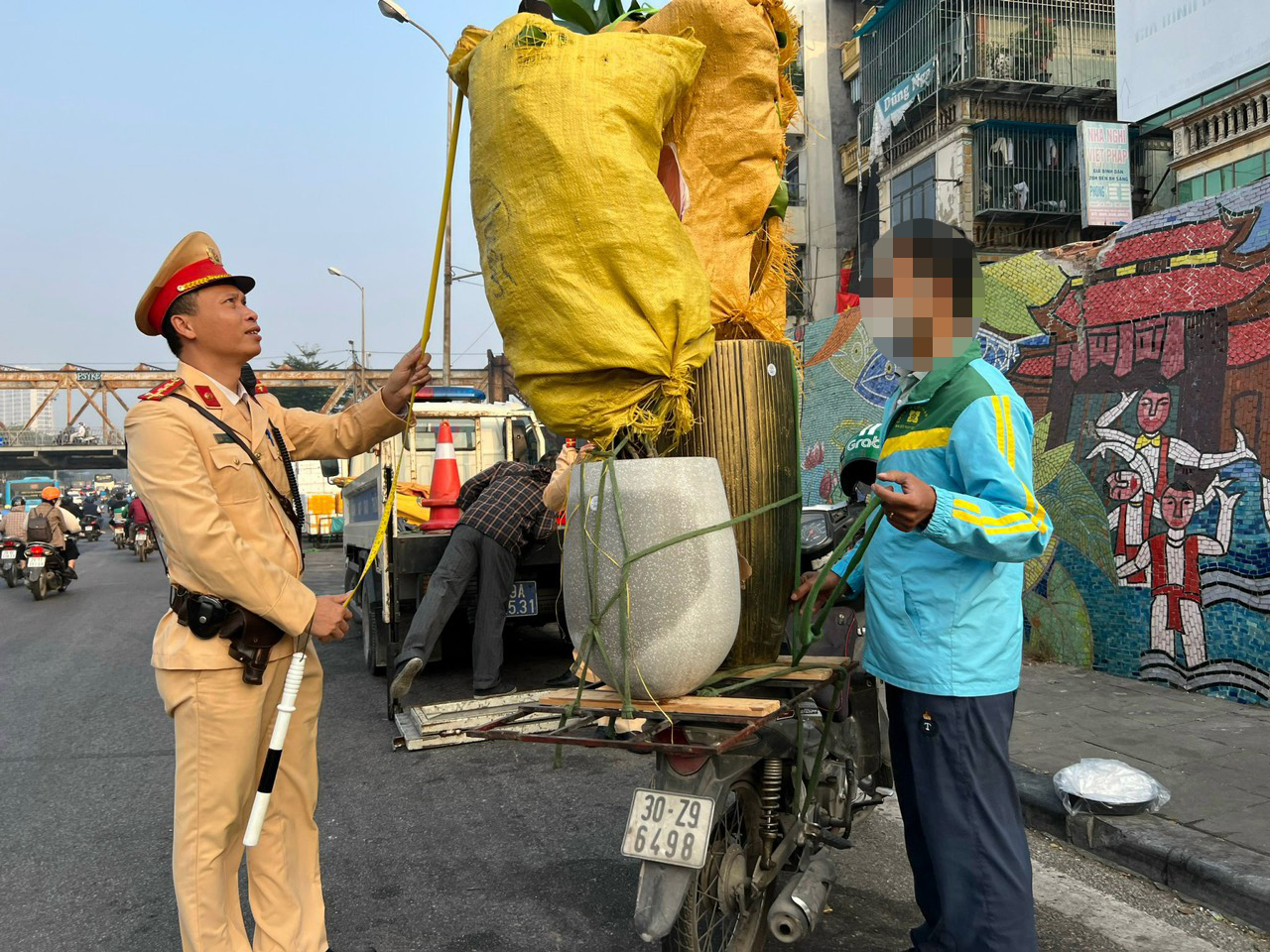 Bị CSGT xử phạt, nhiều l&aacute;i xe m&aacute;y tự chế biện minh &ldquo;v&igrave; mưu sinh&rdquo; - Ảnh 10.