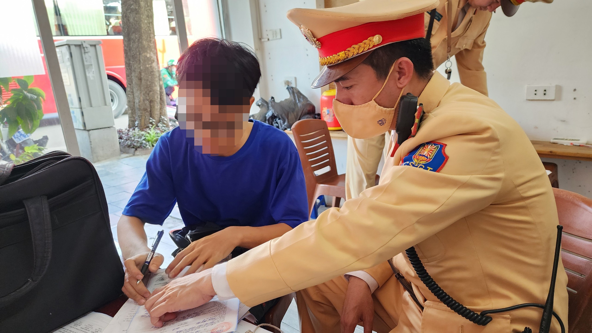 Bị CSGT xử phạt, nhiều l&aacute;i xe m&aacute;y tự chế biện minh &ldquo;v&igrave; mưu sinh&rdquo; - Ảnh 4.