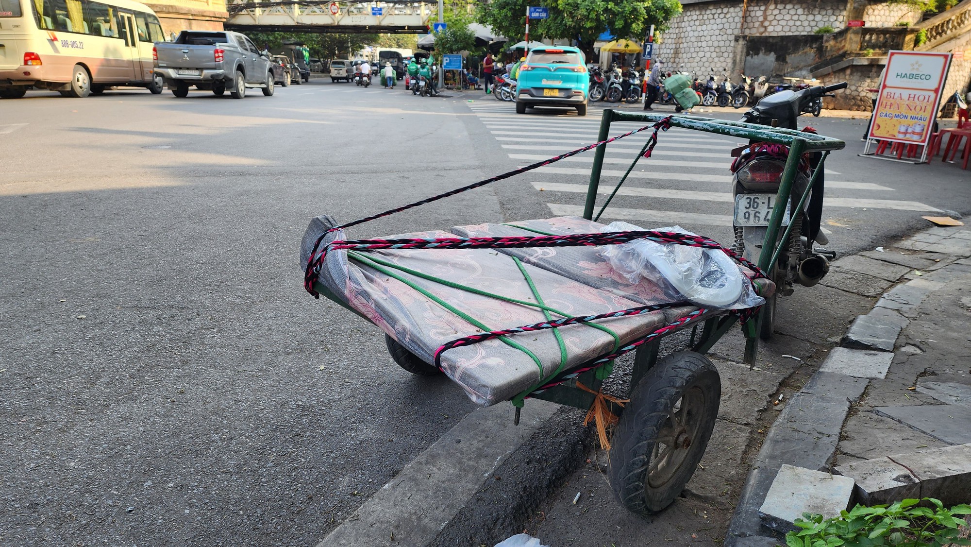 Bị CSGT xử phạt, nhiều l&aacute;i xe m&aacute;y tự chế biện minh &ldquo;v&igrave; mưu sinh&rdquo; - Ảnh 1.