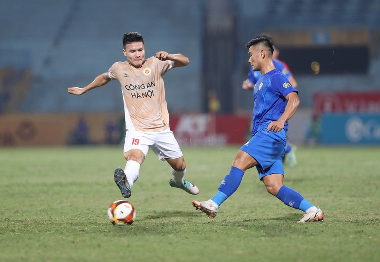 V-League: Quang Hải mờ nhạt, nh&agrave; v&ocirc; địch h&ograve;a thất vọng đội b&oacute;ng t&acirc;n binh  - Ảnh 1.