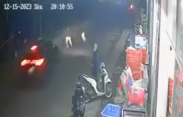Truy tìm tài xế lái ô tô lao thẳng vào tổ CSGT đang đo nồng độ cồn - Ảnh 1. Truy tìm tài xế lái ô tô lao thẳng vào tổ CSGT đang đo nồng độ cồn - Ảnh 1.
