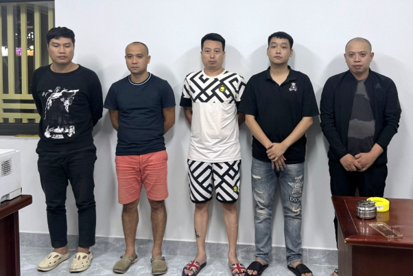 Chi&ecirc;u ẩn th&acirc;n của tr&ugrave;m t&iacute;n dụng đen, c&aacute; độ b&oacute;ng đ&aacute; - Ảnh 1.
