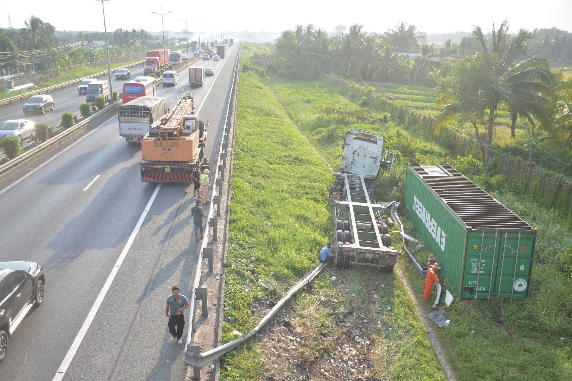 Xe container nổ lốp tr&ecirc;n cao tốc TP.HCM &ndash; Trung Lương lao xuống lề đường - Ảnh 1.