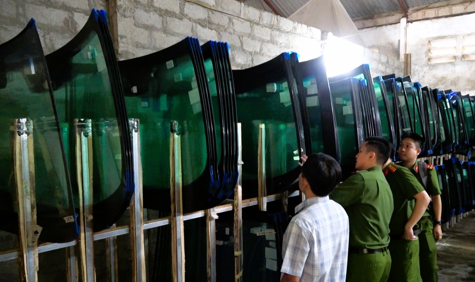 Triệt ph&aacute; đường d&acirc;y h&ocirc; biến k&iacute;nh xe &ocirc; t&ocirc; logo Trung Quốc th&agrave;nh của nh&atilde;n hiệu nổi tiếng - Ảnh 1.