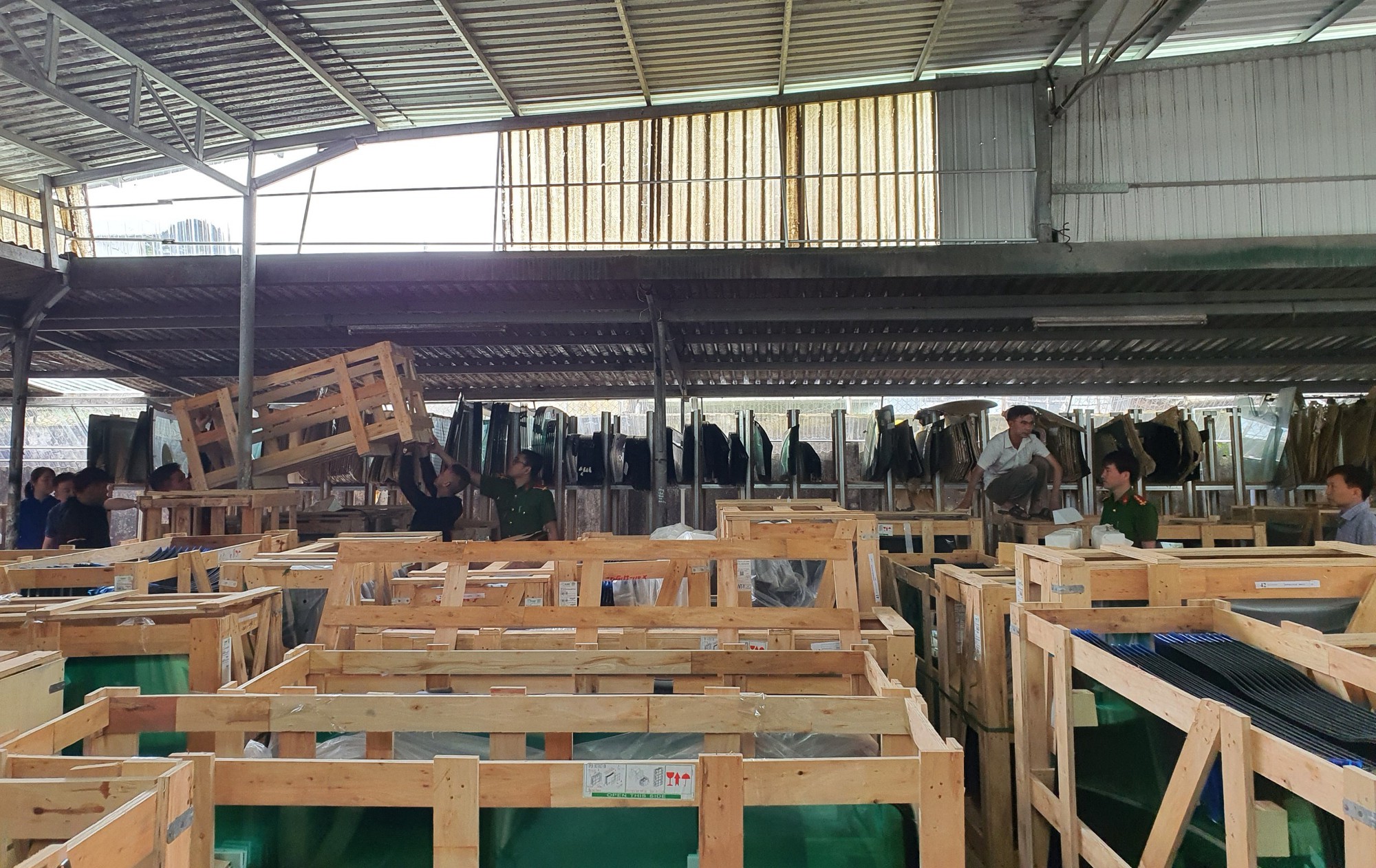 Triệt ph&aacute; đường d&acirc;y h&ocirc; biến k&iacute;nh xe &ocirc; t&ocirc; logo Trung Quốc th&agrave;nh của nh&atilde;n hiệu nổi tiếng - Ảnh 3.