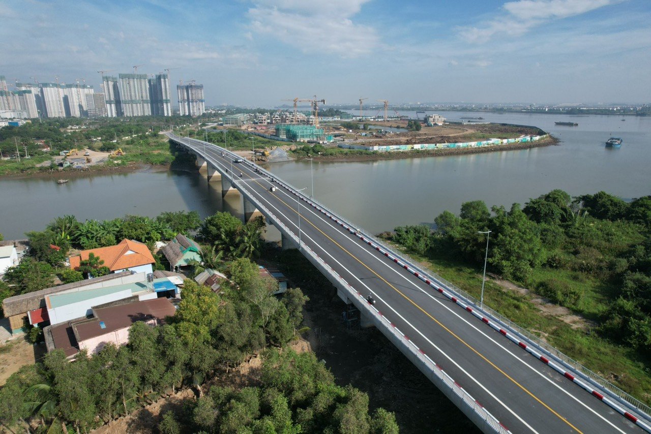 Cầu Long Đại ph&aacute; thế c&aacute;ch trở đ&ocirc;i bờ s&ocirc;ng Tắc ở TP.HCM đ&atilde; th&ocirc;ng xe - Ảnh 1.