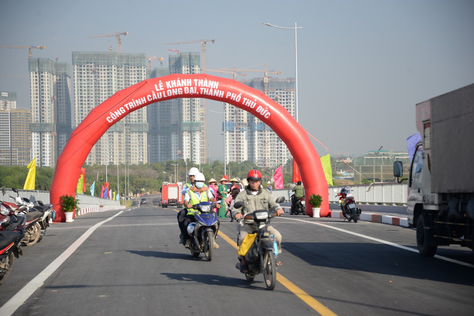 Cầu Long Đại ph&aacute; thế c&aacute;ch trở đ&ocirc;i bờ s&ocirc;ng Tắc ở TP.HCM đ&atilde; th&ocirc;ng xe - Ảnh 2.