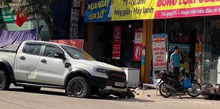 Đi xe m&aacute;y bị t&ocirc;ng, thanh ni&ecirc;n cầm dao ch&eacute;m n&aacute;t &ocirc; t&ocirc; - Ảnh 1.