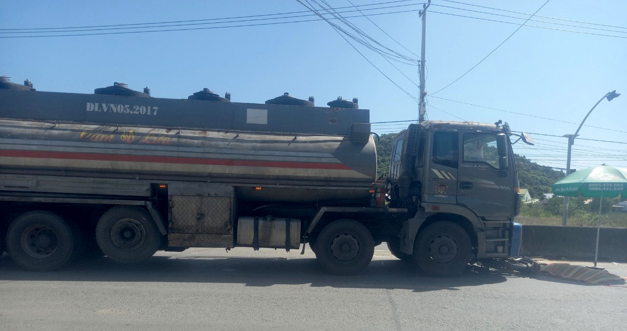 Khánh Hoà: Va chạm với xe bồn, một người tử vong - Ảnh 3. Khánh Hoà: Va chạm với xe bồn, một người tử vong - Ảnh 3.