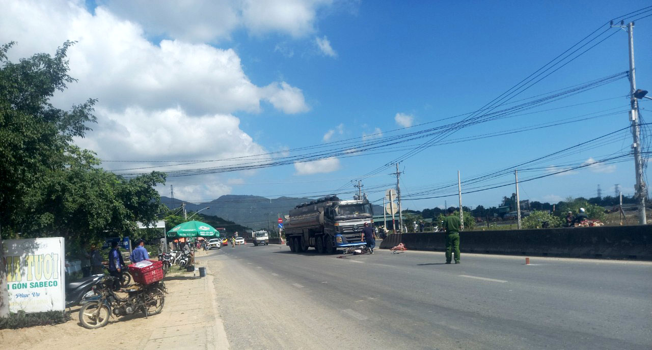 Khánh Hoà: Va chạm với xe bồn, một người tử vong - Ảnh 2. Khánh Hoà: Va chạm với xe bồn, một người tử vong - Ảnh 2.