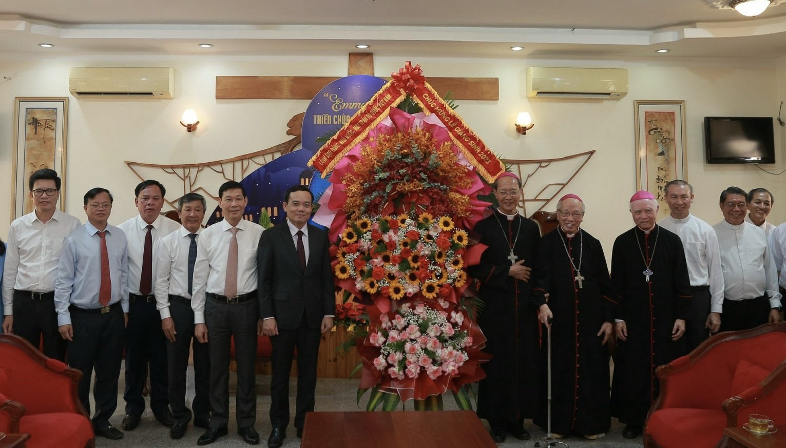 Phó thủ tướng Trần Lưu Quang chúc mừng Giáng sinh tại Tòa giám mục Giáo phận Xuân Lộc - Ảnh 1. Phó thủ tướng Trần Lưu Quang chúc mừng Giáng sinh tại Tòa giám mục Giáo phận Xuân Lộc - Ảnh 1.