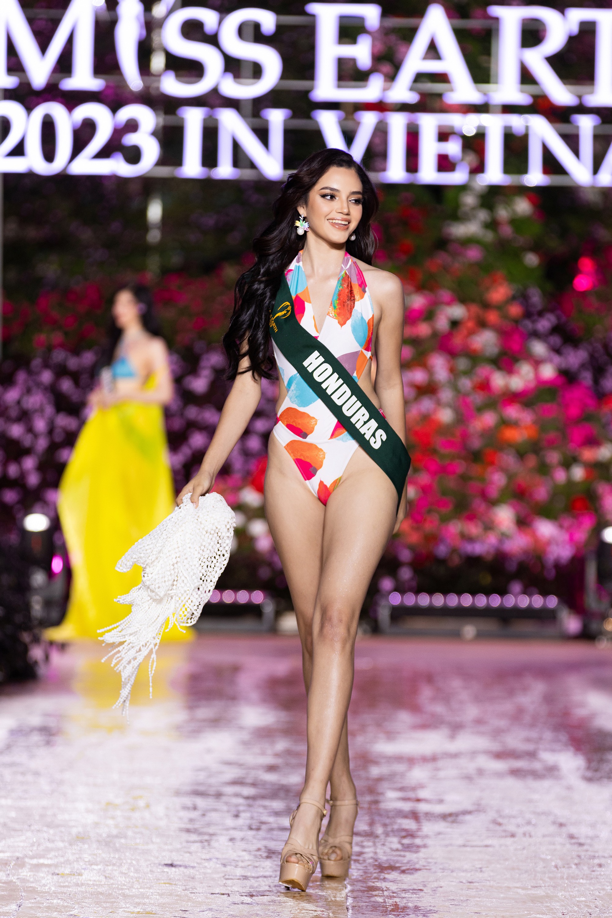 D&agrave;n người đẹp Miss Earth 2023 khoe d&aacute;ng n&oacute;ng bỏng với bikini dưới trời lạnh 15 độ - Ảnh 32.