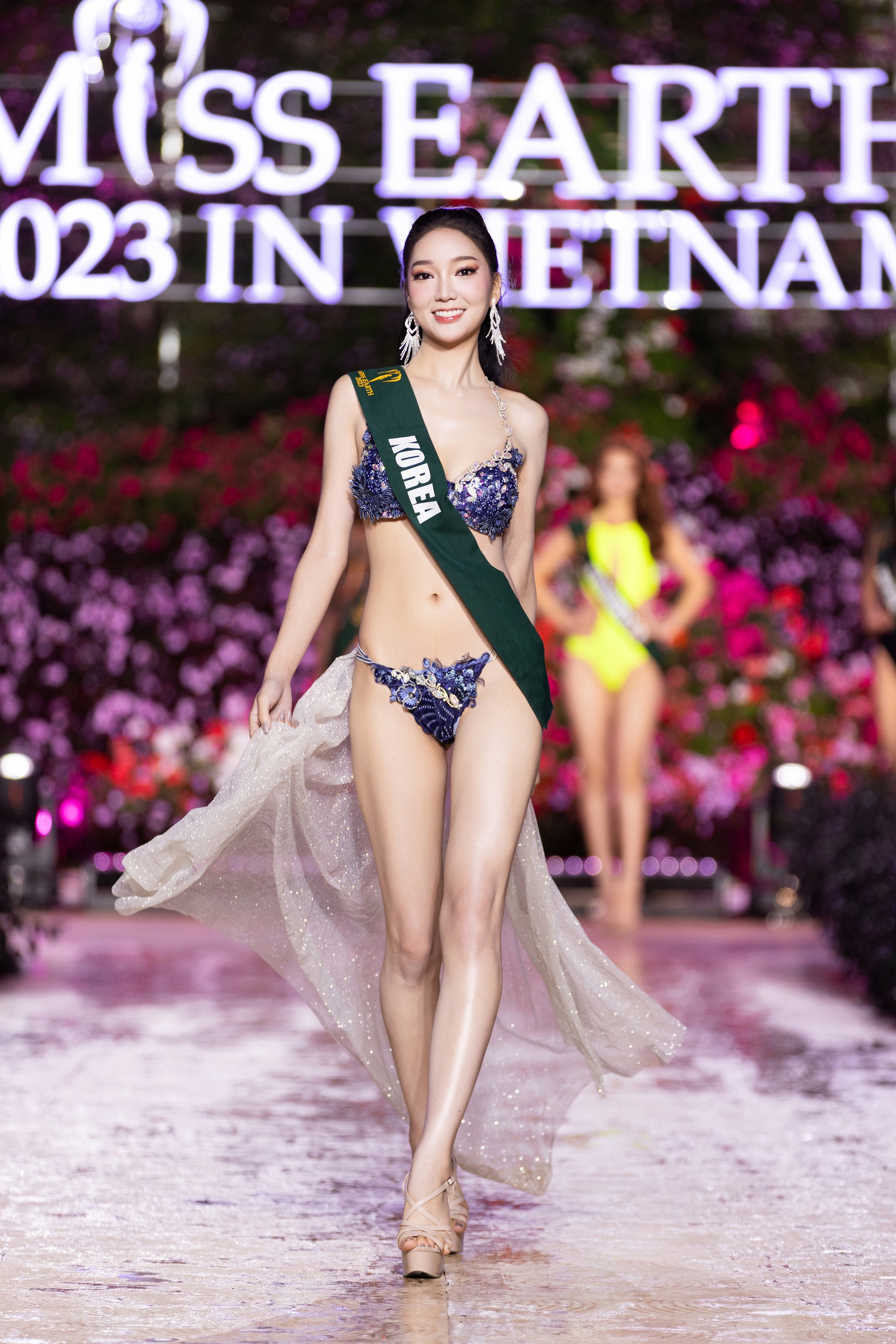 D&agrave;n người đẹp Miss Earth 2023 khoe d&aacute;ng n&oacute;ng bỏng với bikini dưới trời lạnh 15 độ - Ảnh 27.