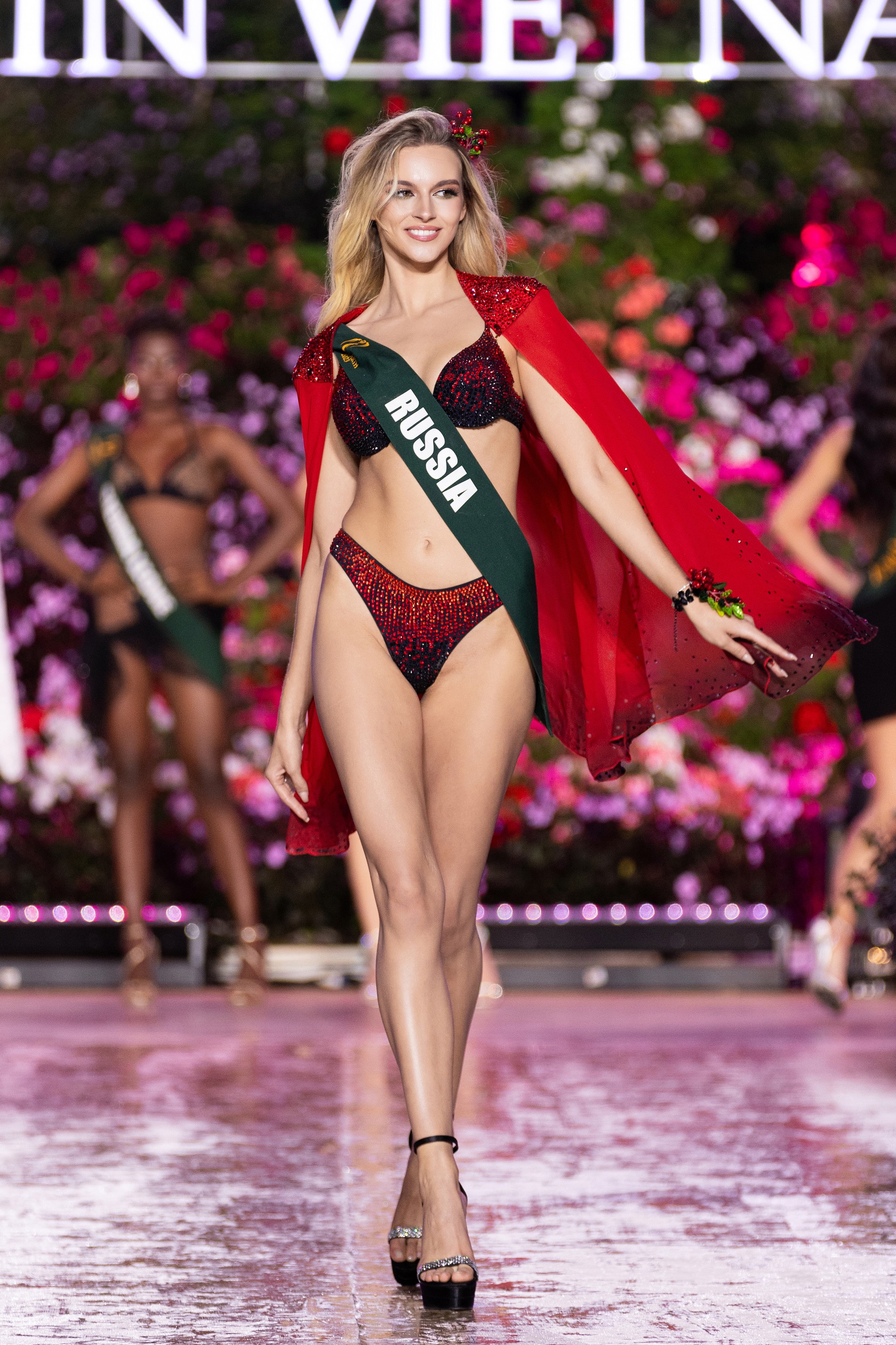 D&agrave;n người đẹp Miss Earth 2023 khoe d&aacute;ng n&oacute;ng bỏng với bikini dưới trời lạnh 15 độ - Ảnh 5.