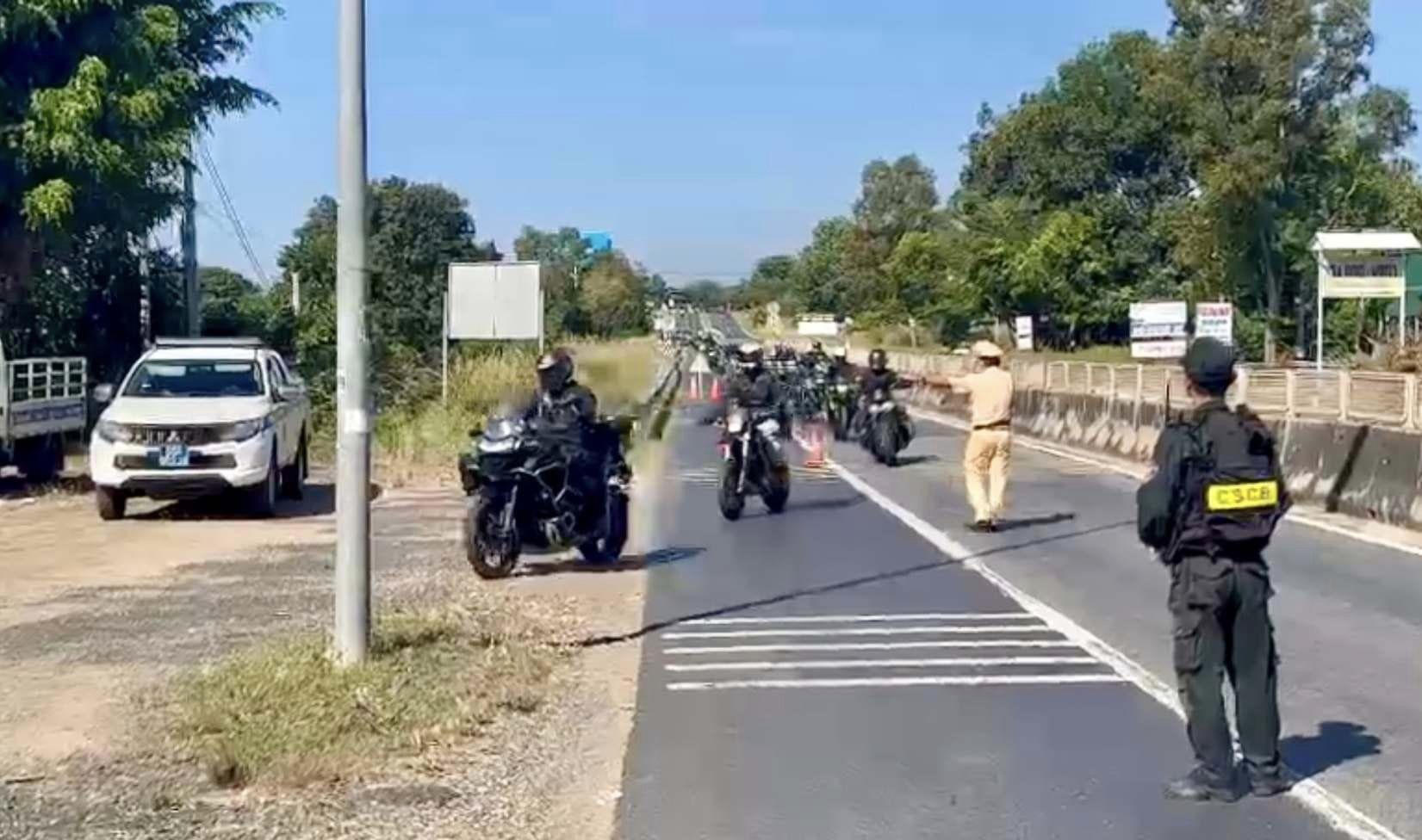 Xử phạt một tài xế nước ngoài lái mô tô "khủng" quá tốc độ trên QL1 - Ảnh 1. Xử phạt một tài xế nước ngoài lái mô tô "khủng" quá tốc độ trên QL1 - Ảnh 1.