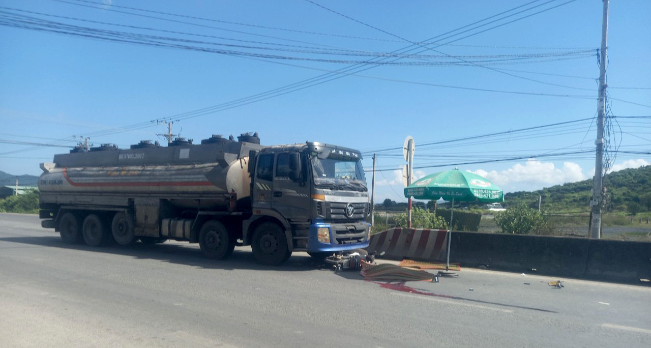 Khánh Hoà: Va chạm với xe bồn, một người tử vong - Ảnh 1. Khánh Hoà: Va chạm với xe bồn, một người tử vong - Ảnh 1.