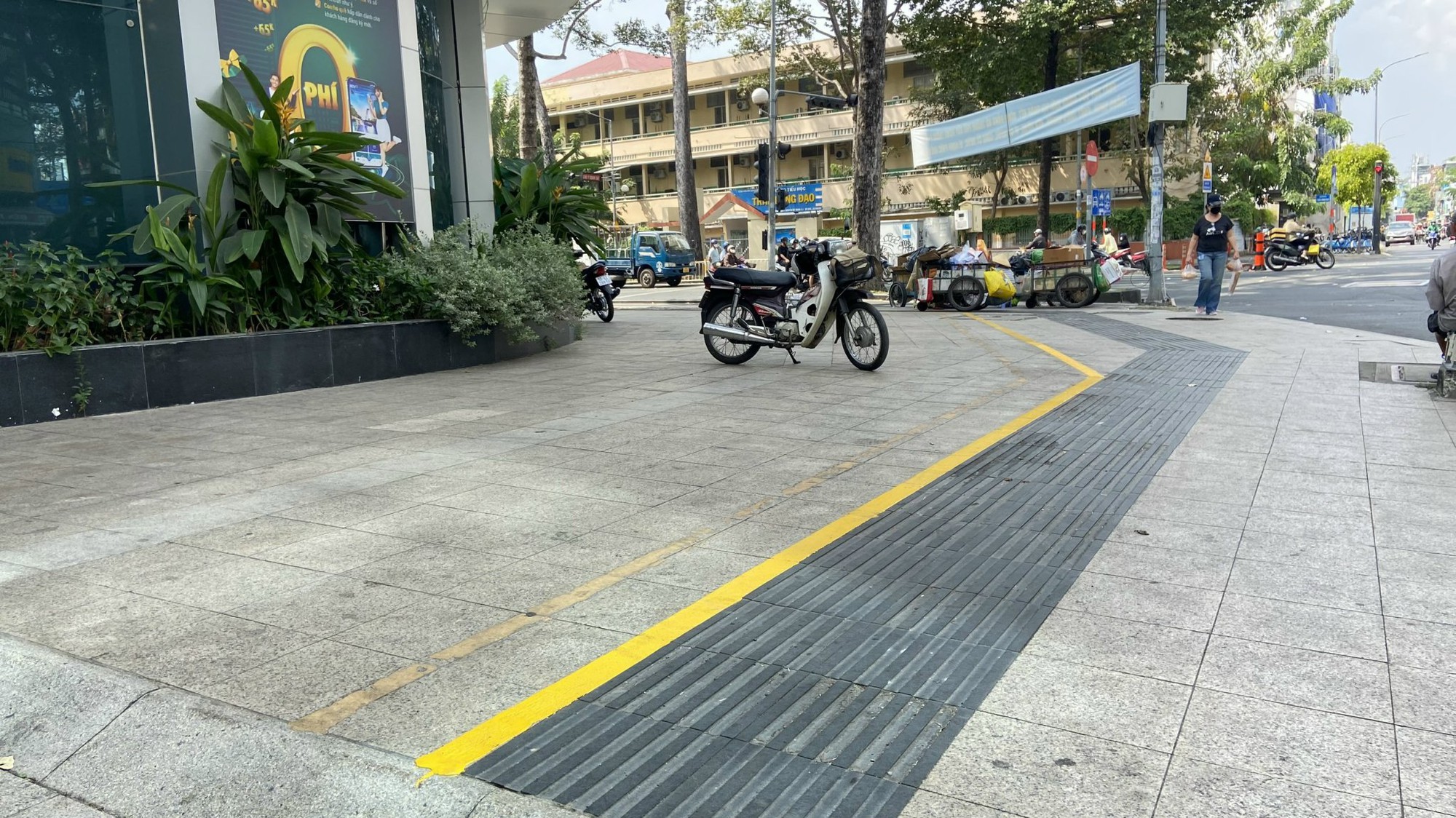 TP.HCM hối hả trước giấc mơ khởi nghiệp vỉa h&egrave; của người ngh&egrave;o  - Ảnh 1.